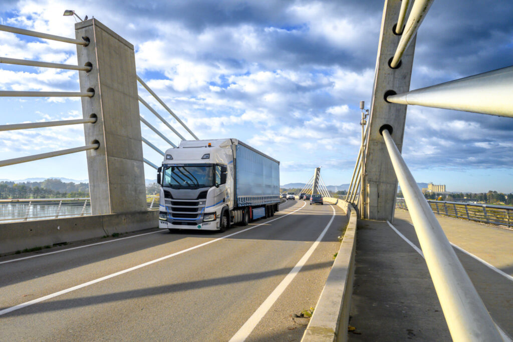 Czym kierować się wybierając firmę transportową do regularnych zleceń?